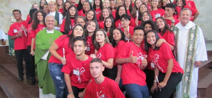 Jovens do Santuário Santa Edwiges Recebem o Sacramento da Crisma