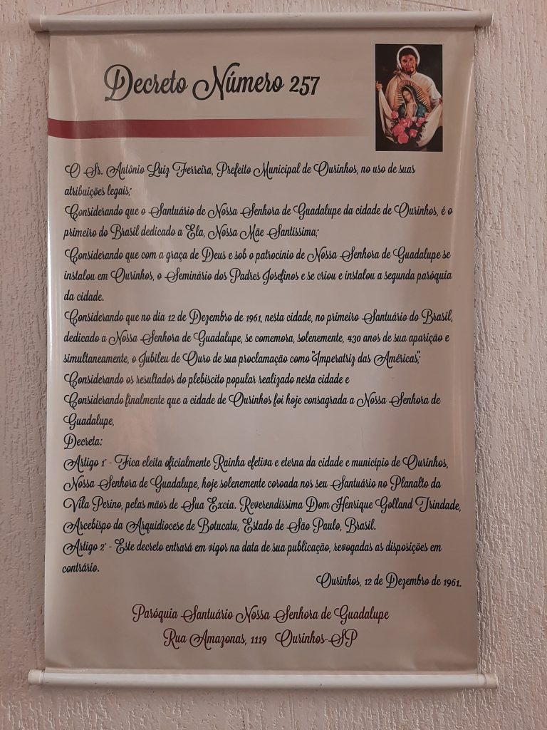 O Decreto impresso em banner que é exposto para toda a comunidade no Santuário. Foto: Pascom Santuário Guadalupe.