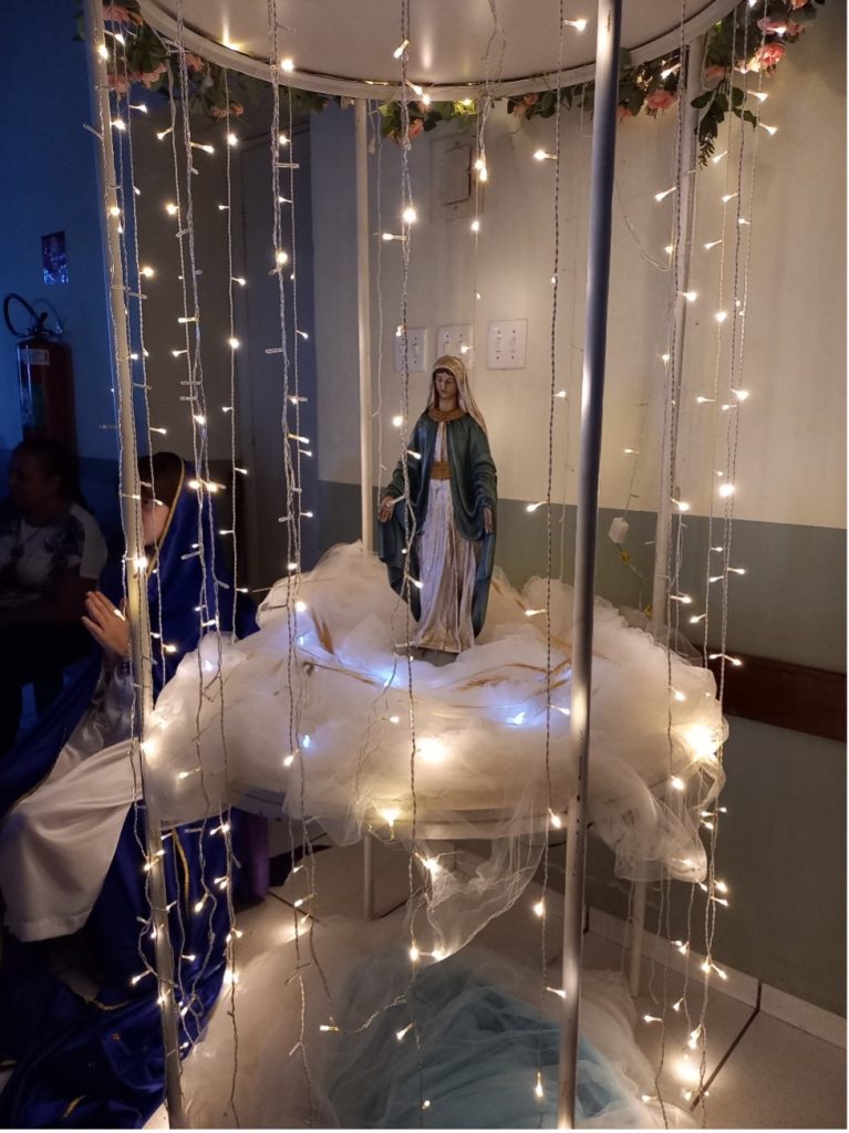 Momento Mariano com reflexões e o Santo Terço. Foto: Pascom Santuário Guadalupe.