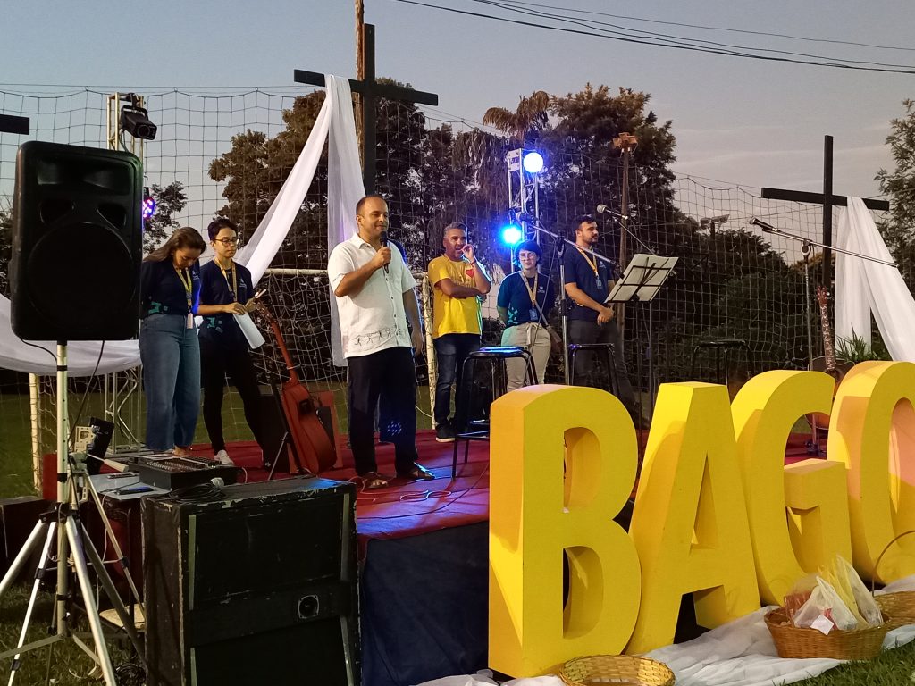 Agradecendo o público presente, o pároco iniciou o evento com uma oração especial. Foto: Colégio Bagozzi Ourinhos.