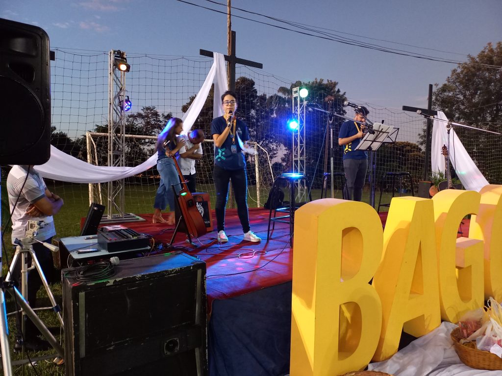 Os apresentadores estavam em perfeita sintonia, algo que aperfeiçoou ainda mais cada momento do Hallel. Foto: Colégio Bagozzi Ourinhos.