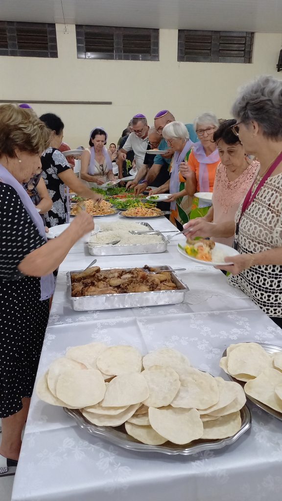 A Ceia havia arroz, frango, cordeiro, salada e pão ázimo (o tradicional da época). Foto: Pascom Santuário Guadalupe.