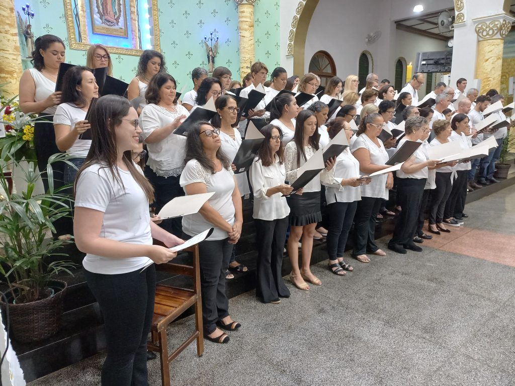 O coral de 65 vozes formados por leigos da comunidade. Foto: Pascom Santuário Guadalupe Ourinhos.
