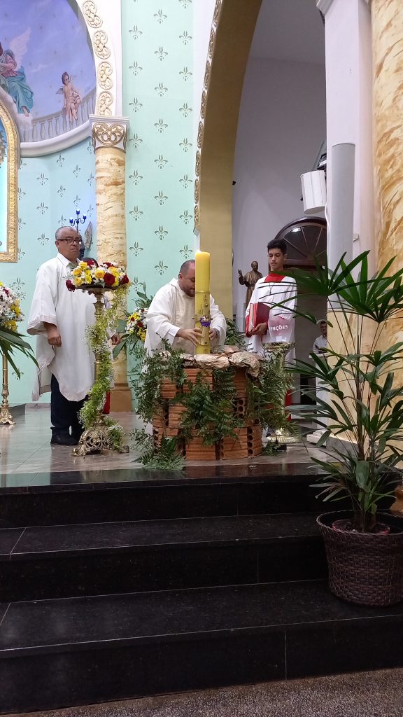 Ornamentação preparada pela equipe de Liturgia para este momento tão importante do Sábado Santo. Foto: Pascom Santuário Guadalupe Ourinhos.