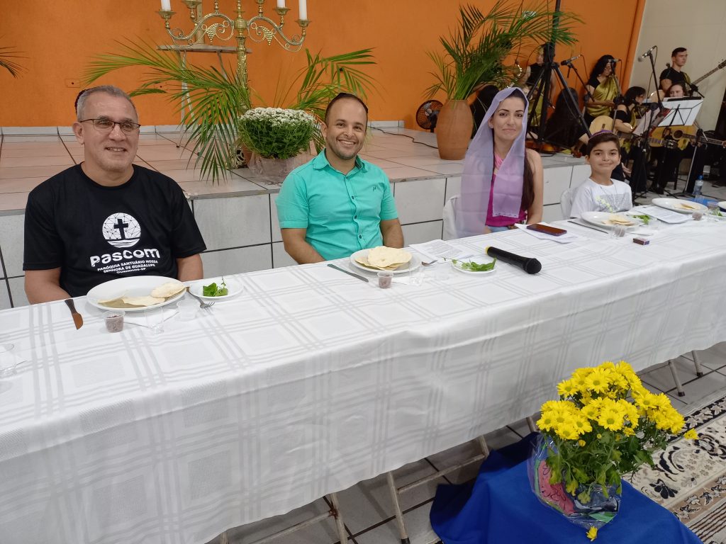 Da esquerda para a direita: Miguel (leigo-comentarista), padre Bennelson (Jesus), Angelita Bonifácio (a mãe) e Henrique Bonifácio (o mais novo). Foto: Pascom Santuário Guadalupe.