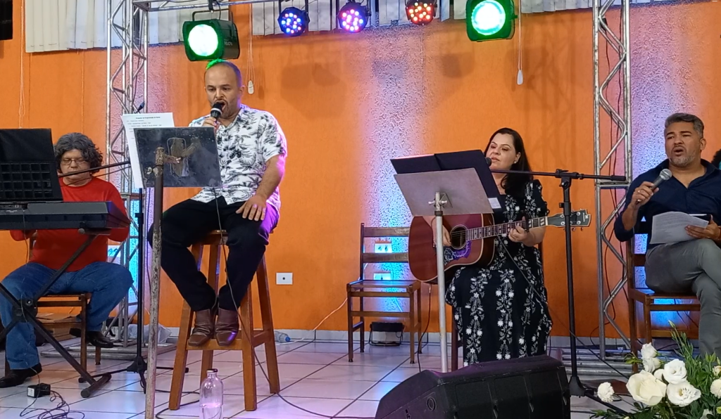 A banda do padre agitou o público com músicas do estilo MPB. Foto: Pascom Santuário Nossa Senhora de Guadalupe