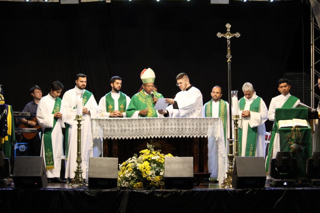 Autoridades religiosas reunidas pela Santa Missa do DNJ 2023. Foto: Pascom Diocese de Ourinhos.