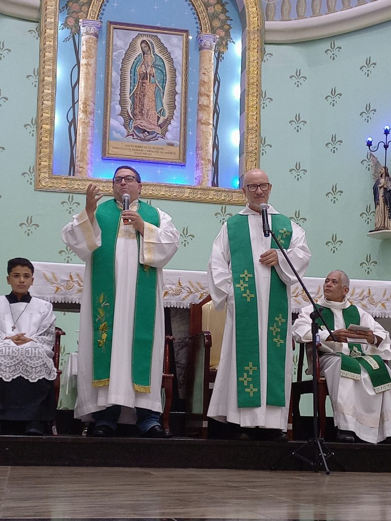 Da esquerda para direita: padre Paulo, padre Mauro e padre Geraldo. Foto: Pascom Santuário Guadalupe