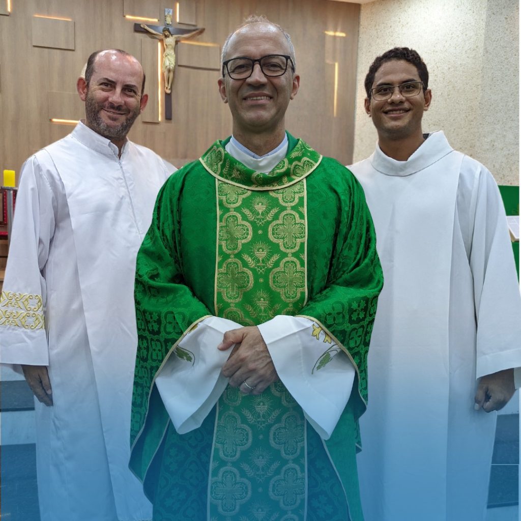 Da esquerda para direita: noviço Sérgio Quini, Padre Marcelo Ocanha e noviço Luan Viégas. Foto: Pascom Paróquia São José Operário