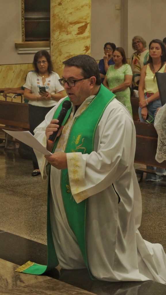 Profissão de Fé e juramento do padre Paulo Sérgio. Foto: Pascom Santuário Guadalupe.