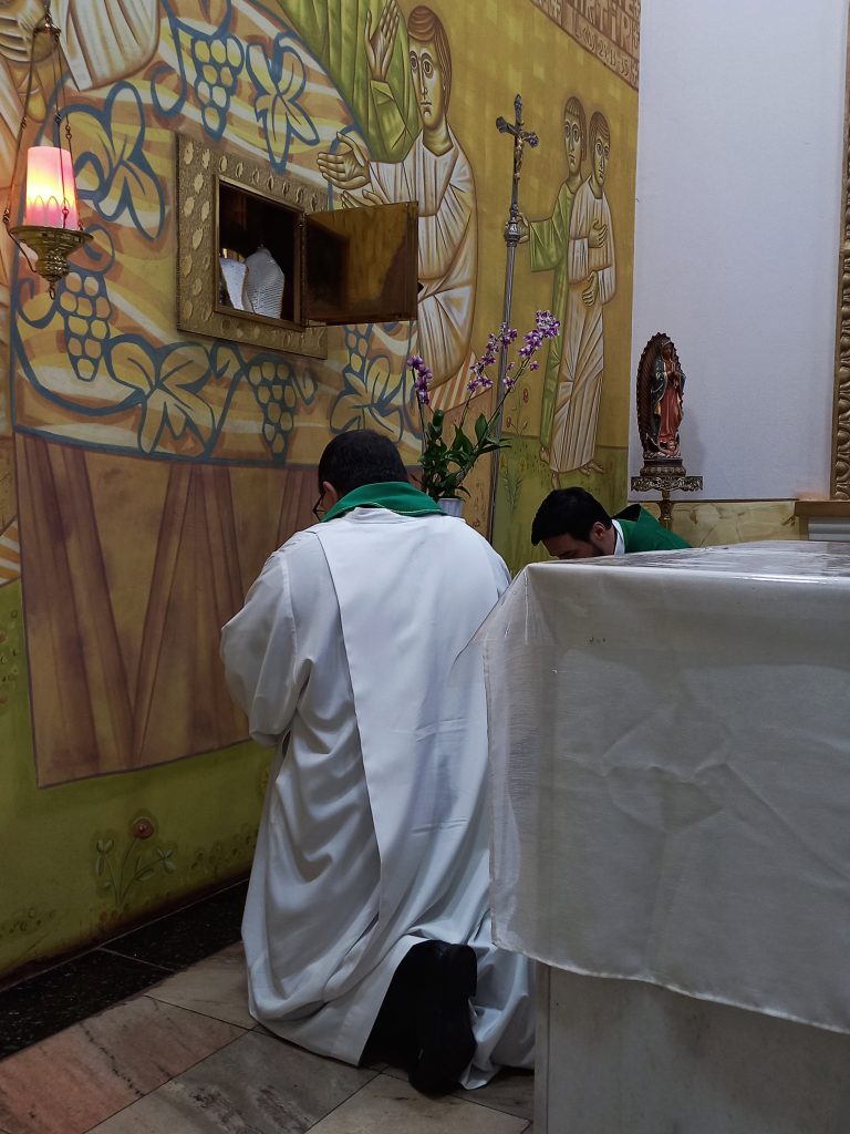 Adoração a Jesus Eucarístico realizada pelo novo pároco. Foto: Pascom Santuário Guadalupe.