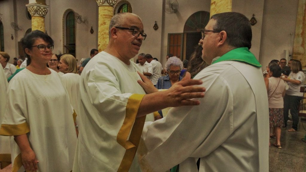 Cumprimentos de boas-vindas ao novo pároco. Foto: Pascom Santuário Guadalupe.
