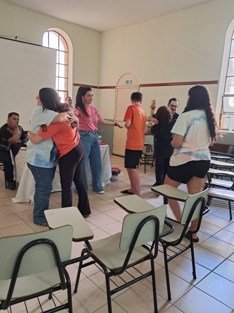 O abraço que significa que cada um é considerado filho (a) perante os coordenadores vistos como pais. Foto: Pascom Santuário Guadalupe.