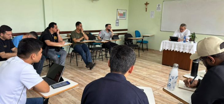 Pe. Maximo Sevilla visita formandos da Província Nossa Senhora do Rocio